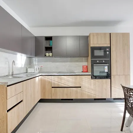 5th Floor Brand New Apt, With Prvt Balcony & Wifi By 360 Estates דירה *
